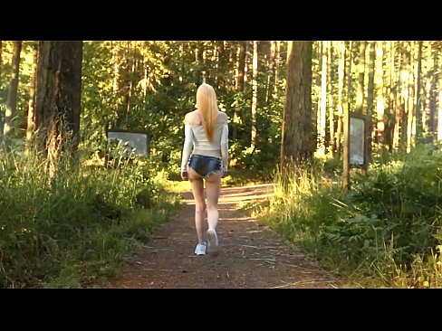 ❤️ Schöne Frau bewegt sich langsam, nicht nackt Video ❤️  Sex bei porn de.xxxwow-net.ru ️❤