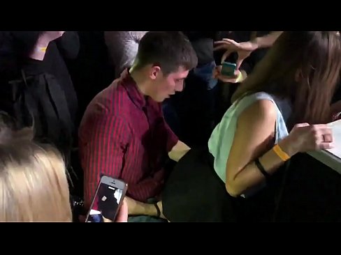 ❤️ Echter Sex in einem russischen Nachtclub. 18-jährige russische Mädchen in den Anus und Vagina gefickt in einem Nachtclub ❤️  Sex bei porn de.xxxwow-net.ru ️❤